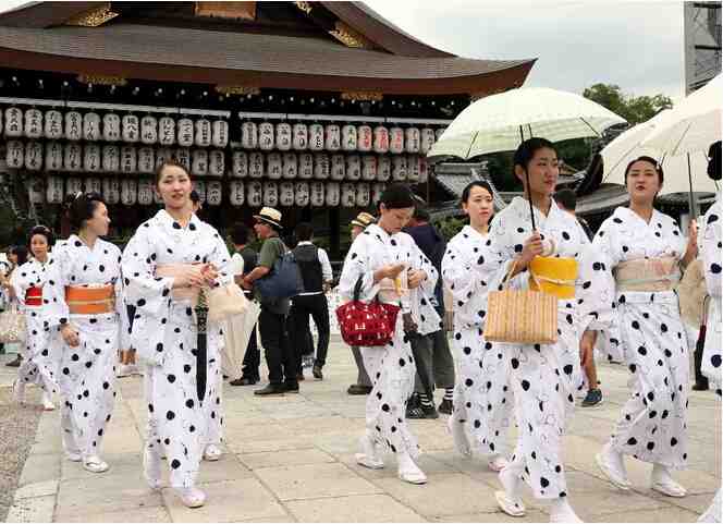 财经图片 - 日本京都艺妓和舞妓举行千度祈福